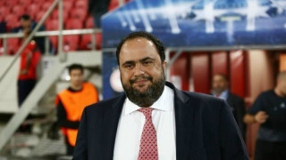 Στα αποδυτήρια των «ερυθρόλευκων» ο Βαγγέλης Μαρινάκης