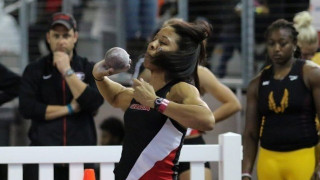 Αθλήτρια πέτυχε με σφαίρα έναν φωτορεπόρτερ! (video)
