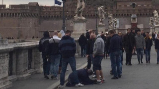 Τσέχος οπαδός ούρησε πάνω σε ζητιάνα σε δρόμο της Ρώμης! (video)