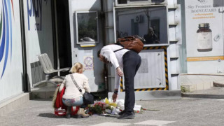 Άγ. Ανάργυροι: Αστυνομικοί ζήτησαν από τον κόσμο να μην αφήνει λουλούδια έξω από Τμήμα