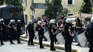 Σκηνικό έντασης στους Αγίους Αναργύρους: Επιχείρησαν να κάνουν «ντου»-Χρήση χημικών από την Αστυνομία