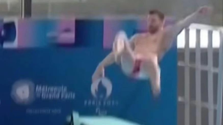 Αμήχανο: H στιγμή που αθλητής γλιστράει από τον βατήρα στα εγκαίνια Ολυμπιακής πισίνας