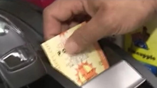 Απίστευτο και όμως αληθινό: Με 2 δολάρια κέρδισε 1,3 δισ. στο Poweball! (vid)