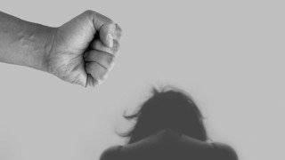 Ενδοοικογενειακή Βία-Νέα καταγγελία για αστυνομική αδράνεια: «Πλήρωσε και τον άφησαν να φύγει!»