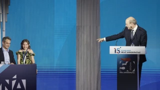 Συνέδριο ΝΔ: Το κοριτσάκι που διέκοψε την ομιλία Χατζηδάκη-«Μου κλέβεις την παράσταση!»