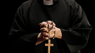 Ιερέας συνελήφθη για συμμετοχή σε όργια και σεξουαλικά εγκλήματα