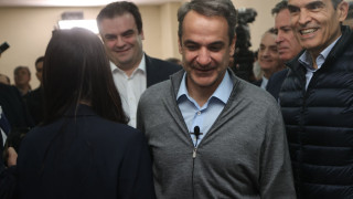 Θεσσαλονίκη: Βόλτα και καφές για τον Κυριάκο Μητσοτάκη - Ο διάλογος με μαθήτριες που τον συνάντησαν