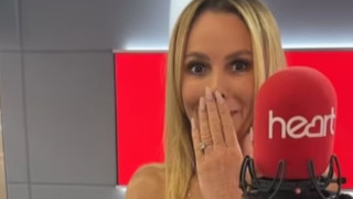 Αμάντα Χόλντεν: Βγήκε κυριολεκτικά από τα ρούχα της σε ραδιοφωνικό show