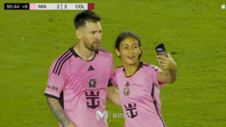 Πώς ο Μέσι βοήθησε μία μικρή fan του που μπήκε στο γήπεδο για να βγάλουν selfie να ξεφύγει από την ασφάλεια (vid)