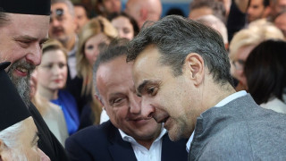 Μητσοτάκης: Η θερμή χειραψία με Αγγελούδη-Τι συζήτησαν