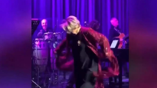 Η Μαρινέλλα, στα 85 της, σε ρεσιτάλ χορού πάνω στην πίστα