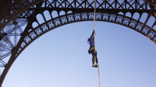Πύργος του Άιφελ: Γαλλίδα «έσπασε» το ρεκόρ αναρρίχησης με σκοινί