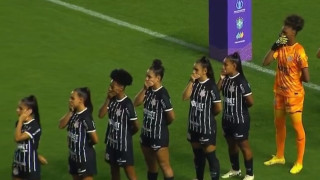 Βραζιλία: Ποδοσφαιρίστριες της Κορίνθιανς διαμαρτυρήθηκαν με κλειστά στόματα και αυτιά για τον προπονητή της Σάντος