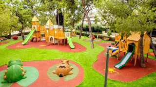 Παρ' ολίγον τραγωδία: Αυτοκίνητο «μπούκαρε» σε παιδική χαρά