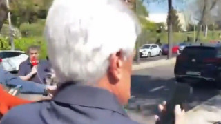 Πέδρο Ρότσα: Προσπάθησε να αποφύγει τους ρεπόρτερ αλλά χτύπησε το τηλέφωνο... που μιλούσε