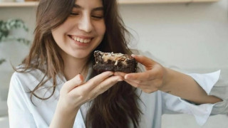 Έφαγες υπερβολική ζάχαρη; Τι να κάνεις για να νιώσεις καλύτερα