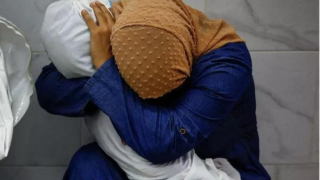 Παγκόσμια φωτογραφία της χρονιάς: Η Παλαιστίνια που κρατά την σαβανωμένη, νεκρή ανιψιά της