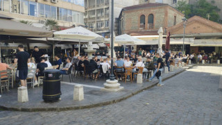 Με συνθήματα αλλά χωρίς προβλήματα η παρουσία των οπαδών της Μπριζ στα Λαδάδικα (vid)