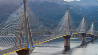 Παρ' ολίγον τραγωδία στη γέφυρα Ρίου-Αντιρρίου: Αυτοκίνητο εξετράπη και έπεσε στα κιγκλιδώματα