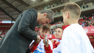 Ολυμπιακός - ΠΑΟΚ: Ο Λουτσέσκου υπέγραψε φανέλες μικρών φίλων των ερυθρολεύκων