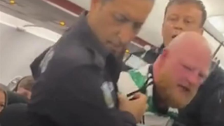 Χάος σε πτήση: Έξαλλος επιβάτης έβρισε και χτύπησε αεροσυνοδούς