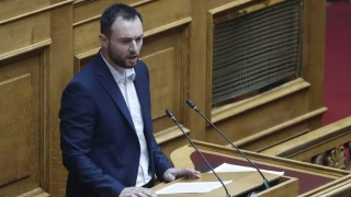 Κωνσταντίνος Φλώρος: Ποιος είναι ο βουλευτής που έριξε μπουνιές μέσα στη Βουλή