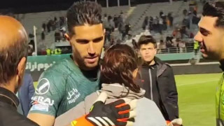 Ιράν: Πρόστιμο και τιμωρία σε τερματοφύλακα που αγκάλιασε γυναίκα μετά από ματς