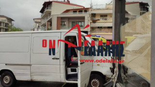 Τρελή πορεία βαν στην Κατερίνη - Έπεσε πάνω σε τζαμαρία (vid)