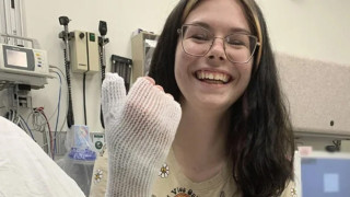 Προσπάθησε να κάνει αποτρίχωση με βραστή ζάχαρη και κατέληξε στο νοσοκομείο!