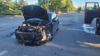 Λάρισα: Σφοδρό τροχαίο με έναν τραυματία-Σμπαράλια τα αυτοκίνητα (pics)