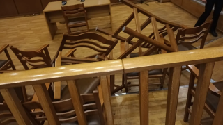 Μάτι: Χειροπέδες σε συγγενή θύματος-Εκτόξευσε καρέκλα σε κατηγορούμενο