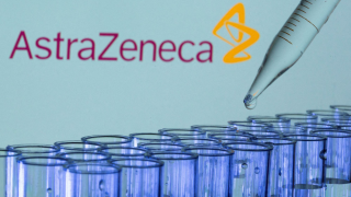 AstraZeneca: Μηνύσεις μετά την αποκάλυψη για σπάνιες παρενέργειες του εμβολίου