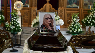 Άννα Παναγιωτοπούλου: Συντετριμμένοι στο τελευταίο «αντίο» συγγενείς και φίλοι της ηθοποιού