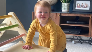 Εκ γενετής κωφό κοριτσάκι βρήκε την ακοή του χάρη σε πρωτοποριακή γονιδιακή θεραπεία