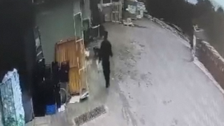 Βραυρώνα: Το χρονικό της φρίκης με το νεκρό βρέφος - «Ήταν κλεισμένη για 3 ώρες...» (vid)