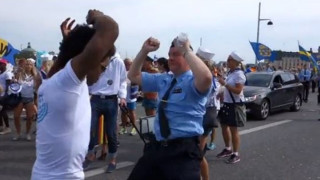 Αστυνομικός δείχνει πως... χορεύουν σε Gay Pride!