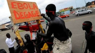 Πέθανε ο γιατρός που είχε προσβληθεί από Έμπολα