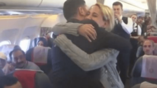 Πρόταση γάμου στα σύννεφα! (video) 