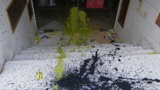 «Επίθεση» στα γραφεία του ΣΥΡΙΖΑ στην Καλαμαριά από οπαδούς της ΑΕΚ! 