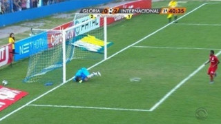 Απίστευτη επέμβαση τερματοφύλακα με το τακουνάκι! (video)