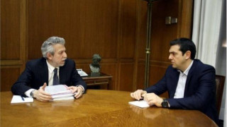 Ο πρωθυπουργός και το ραντεβού φίλων για ένα κρασάκι