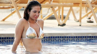 Η Τουλίσα Κοντόσταβλος άναψε φωτιές στην παραλία! (pics)