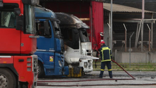 Θεσσαλονίκη: Μεγάλη η φωτιά στο λιμάνι, κάηκαν 4 φορτηγά