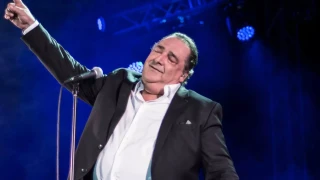 Τα συγκλονιστικά λόγια του Καρρά στη βιογραφία του: «Ο καρκίνος έχει κάνει μετάσταση σε διάφορα σημεία, θα παλέψω» (vid)