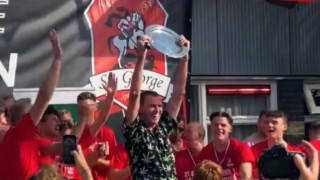 Ολλανδία: Διαιτητής πανηγύρισε το τρόπαιο ομάδας και τιμωρήθηκε με ισόβιο αποκλεισμό! (vid)