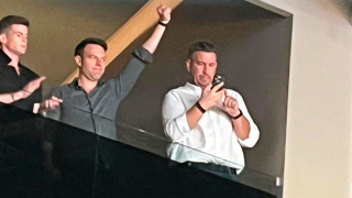 Στέφανος Κασσελάκης: Με υψωμένη γροθιά στην πρεμιέρα του Αργυρού