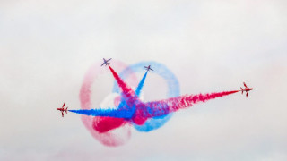 Αθήνα: «Μαγικά» από τους «Red Arrows» στον αττικό ουρανό (vid)