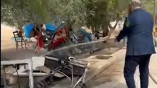 Ο δήμαρχος Περάματος καταβρέχει με μάνικα αντικείμενα Ρομά οικογένειας – «Στο σπίτι σας» (video)