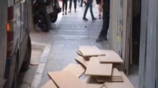 Θεσσαλονίκη: Περπατούσαν στην Τσιμισκή και έπεσαν καδρόνια στα κεφάλια τους!