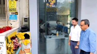 Κασσελάκης: Άφησε λουλούδια στο σημείο δολοφονίας του Άλκη (pics)